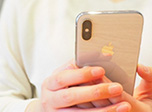浮気を疑い携帯電話を見る女性