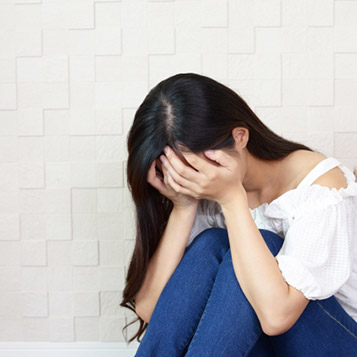耳鳴りに悩む女性のイメージ