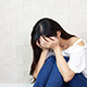 耳鳴りに悩む女性のイメージ