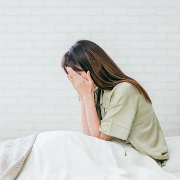 幽霊の夢を見て悩む女性のイメージ