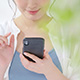 恋愛や人間関係で悩む女性のイメージ